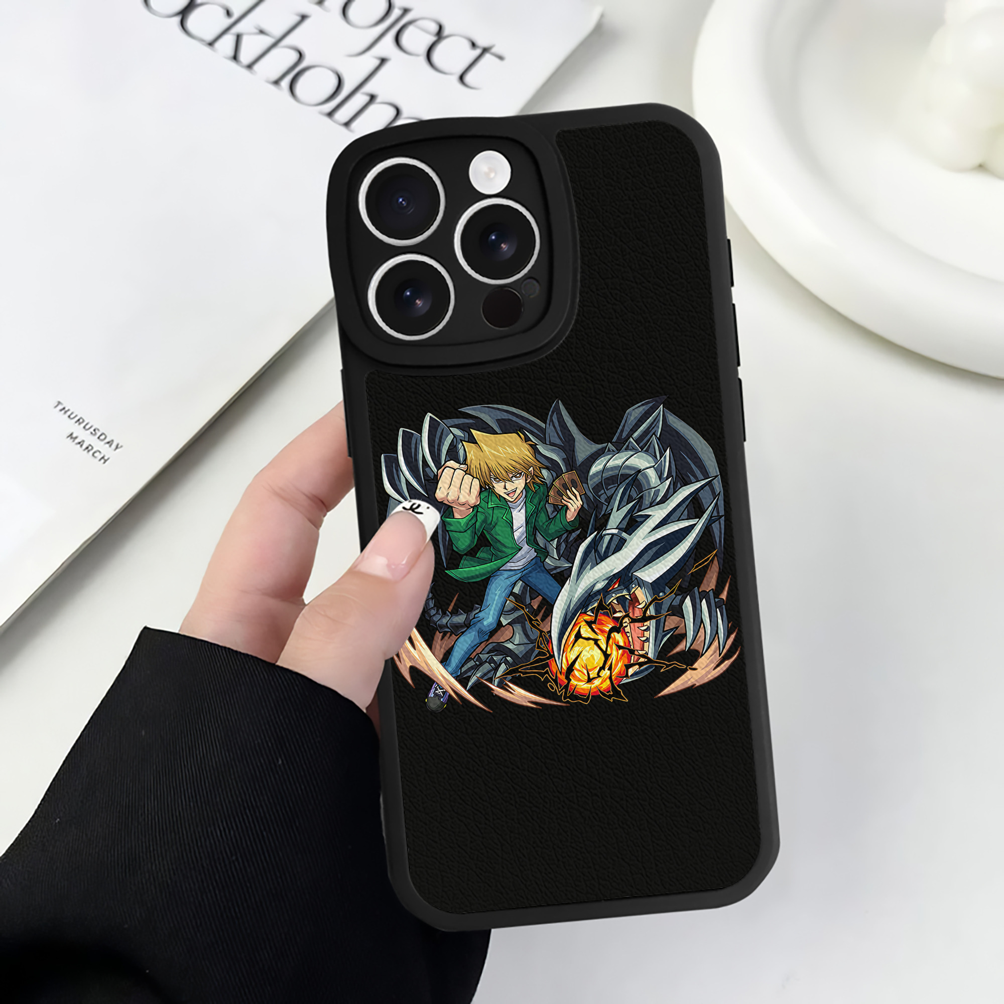 （画像用） 遊☆戯☆王 Yu-Gi-Oh! 【iPhone 16シリーズ対応】シリコンスマホケース（レザー調） 材質：シリコン